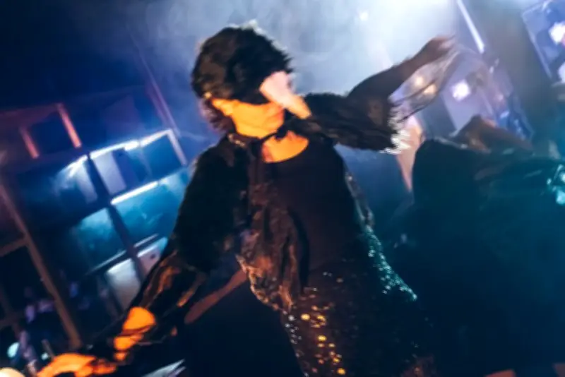 Kaddish : la femme chauve en peignoir rouge, une pièce sur les identités multiples