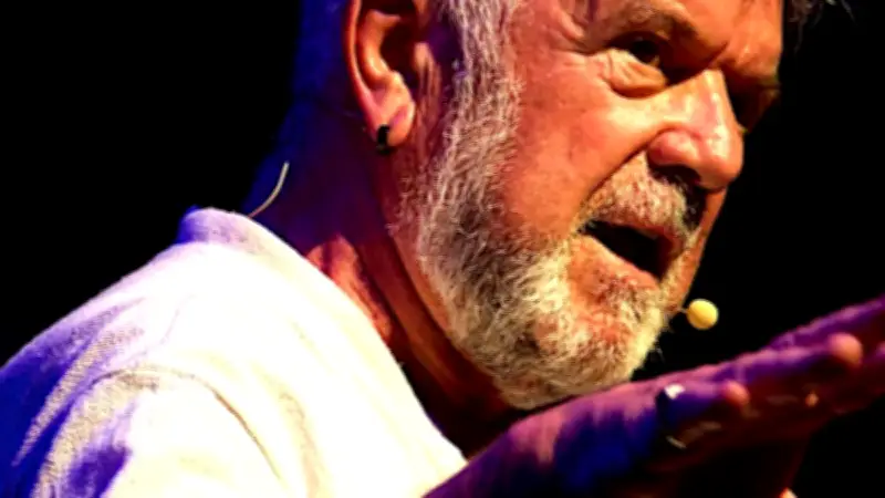 Kamel Guennoun présente L'Apéro AOC : un spectacle convivial à Castries