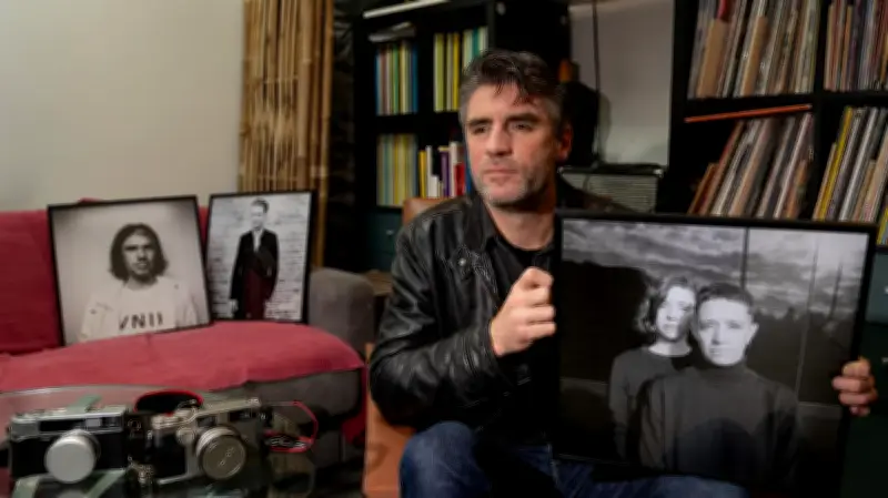 Kami, photographe aveugle de Bordeaux, immortalise les artistes grâce à sa mémoire et son talent