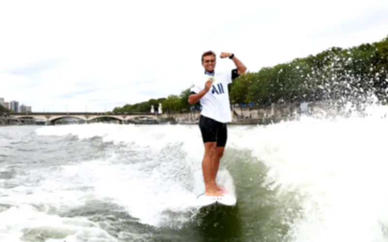 Kauli Vaast, champion olympique tahitien, qualifié pour l'élite mondiale du surf