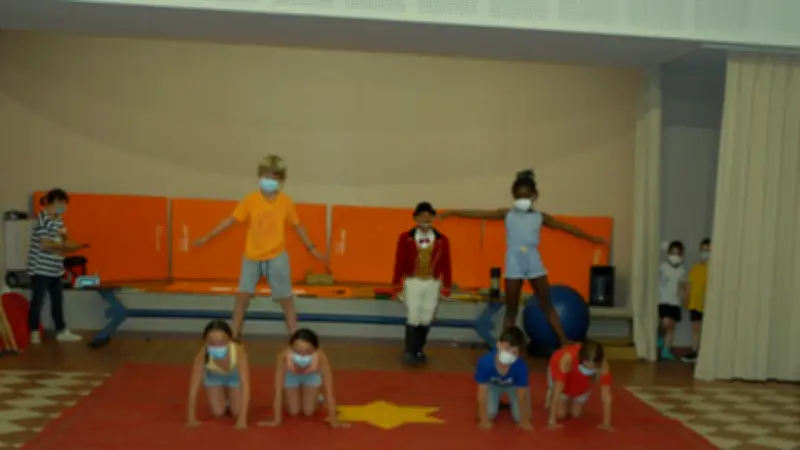 Kermesse réussie à Collias : spectacle de cirque et festivités pour les écoliers