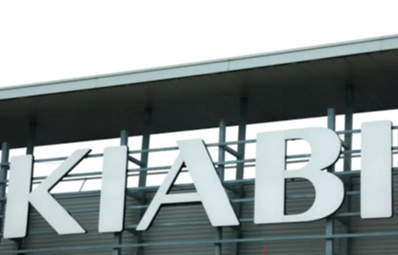 Kiabi rappelle des coupe-vents pour présence excessive de PFAS, polluants éternels