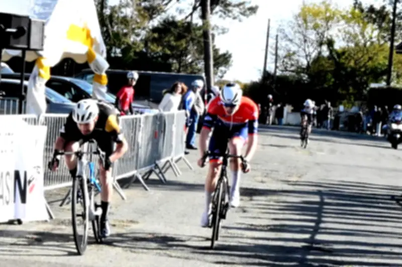 Killian Larpe triomphe au 35e Tour du Bassin après une échappée audacieuse