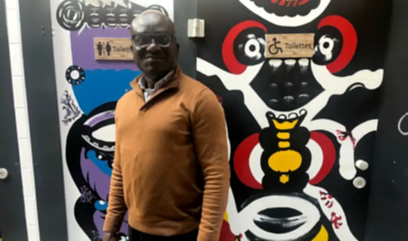 Kokou Senavon transforme les sanitaires du Domaine de la Forge en œuvre engagée