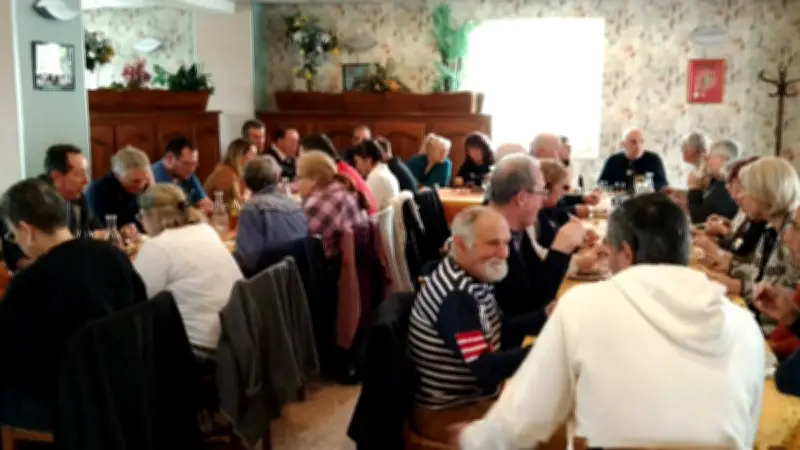 La Boule vénéjanaise renforce ses liens lors d'un repas convivial au restaurant Les Terrailles