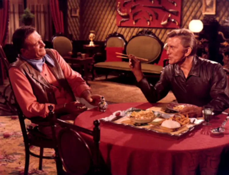 La Caravane de feu : John Wayne, mythe fatigué face au crépuscule du western