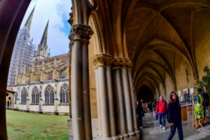 La cathédrale de Bayonne, un joyau historique qui attire les foules en été