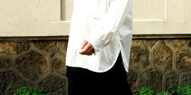 La chemise blanche, un classique libéré des codes vestimentaires traditionnels
