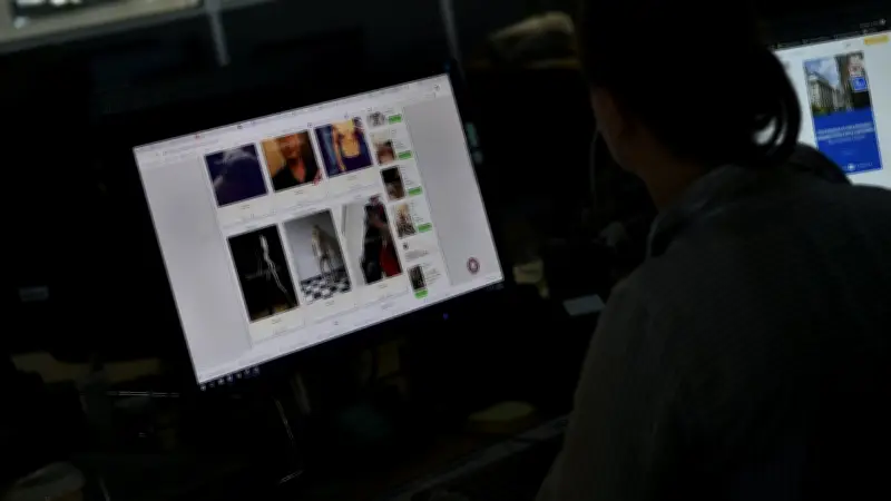 La Commission européenne sanctionne Pornhub, Stripchat, XNXX et XVideos pour l'accès des mineurs