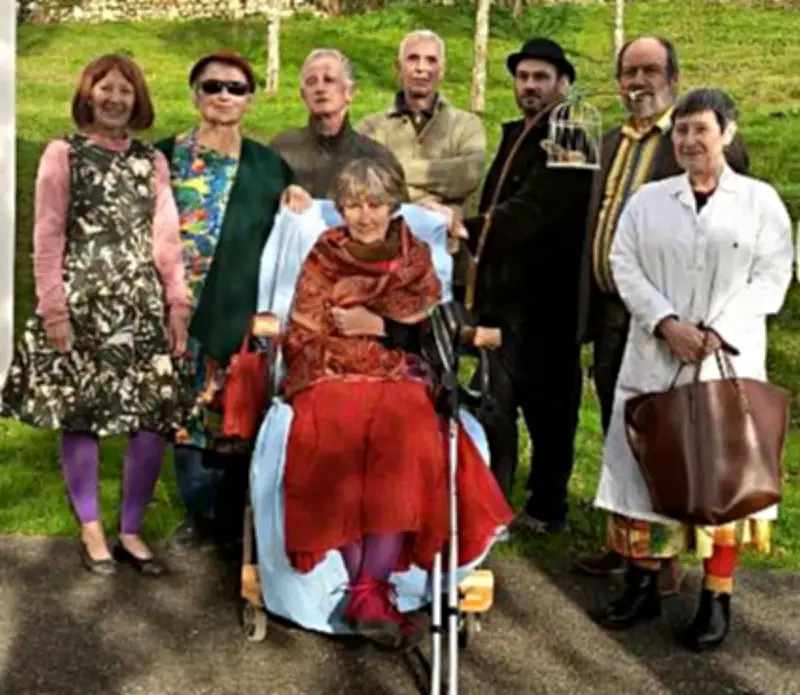 La Compagnie du Préau présente 'Laissez-moi travailler', une comédie sur la vie en collectivité