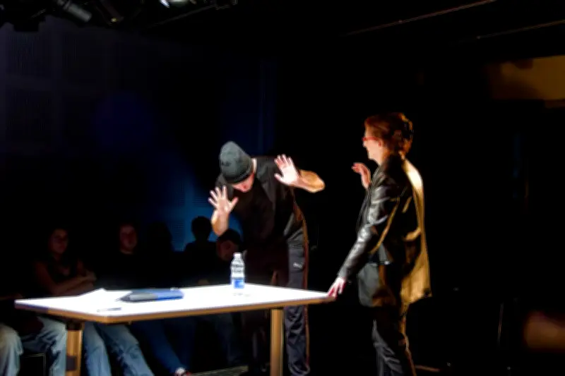 La Compagnie Théâtre les pieds dans l’eau présente « Seuil », un thriller sur le harcèlement scolaire