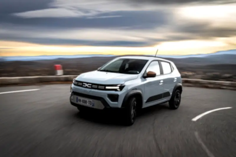 La Dacia Spring électrique se renouvelle : une petite citadine plus performante mais toujours low cost