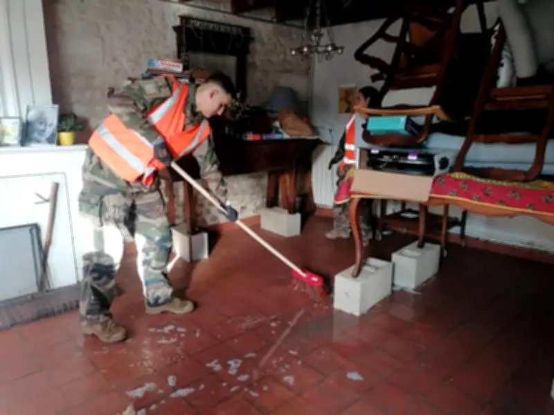 La décrue de la Charente s'accélère, le nettoyage commence avec l'aide des jeunes volontaires