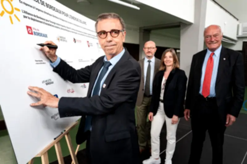 La droite ironise sur le soutien de Rousset au maire écologiste de Bordeaux