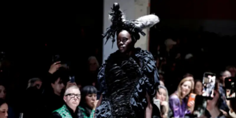 La Fashion Week de Paris défie les conventions avec des créations audacieuses