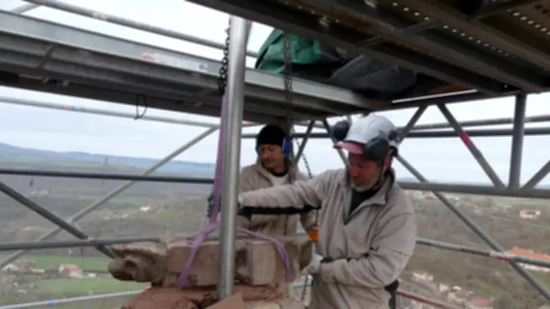 La flèche de la collégiale de Belmont-sur-Rance retrouve sa splendeur