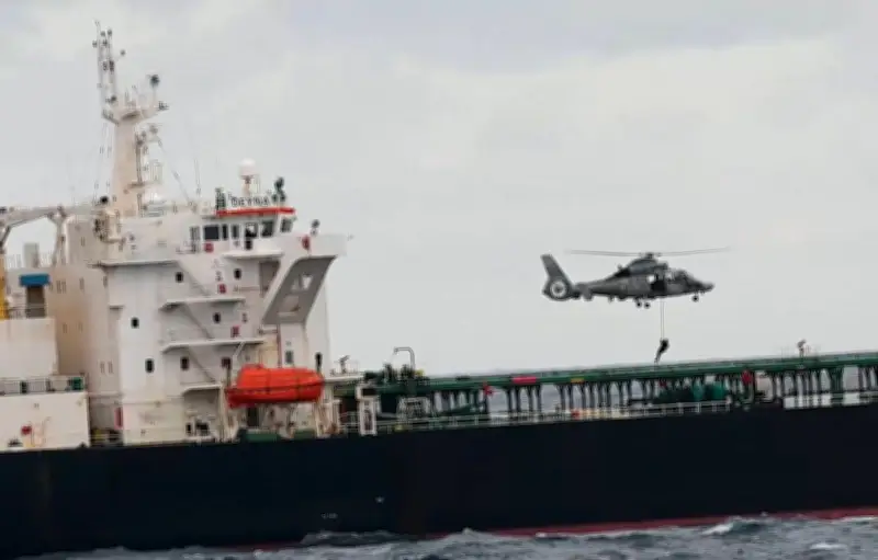 La France arraisonne un pétrolier russe en Méditerranée, Macron ferme sur les sanctions