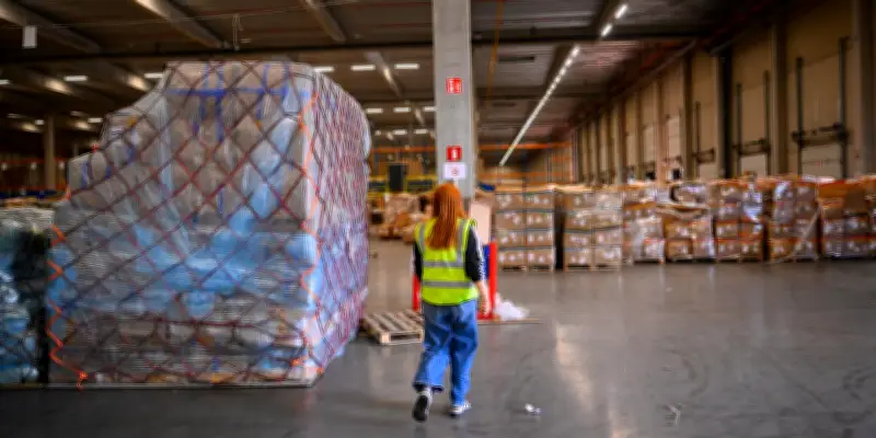 La France taxe la fast fashion seule, une stratégie jugée risquée avant l'Europe