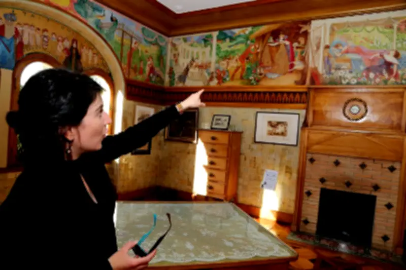 La frise des Contes de Perrault de Jean Veber restaurée à la Villa Arnaga