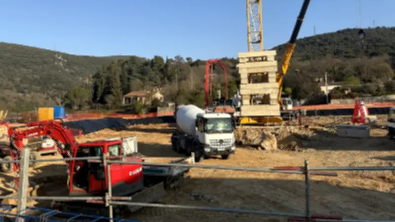 La grue géante de Ganges fascine lors du chantier de la future clinique