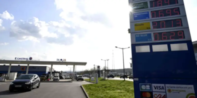 La hausse du pétrole fait grimper les prix à la pompe : mécanismes et impacts