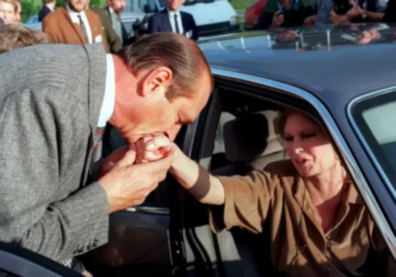 La justice espagnole qualifie un baisemain forcé d'agression sexuelle