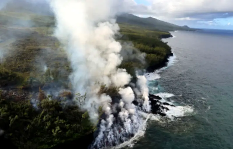 La lave du Piton de la Fournaise atteint l'océan Indien après 17 ans