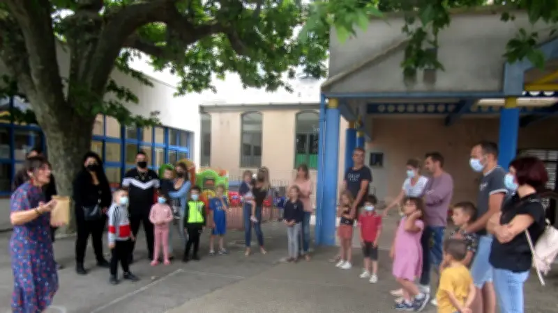 La maire présente l'école aux futurs élèves et parents avant la rentrée