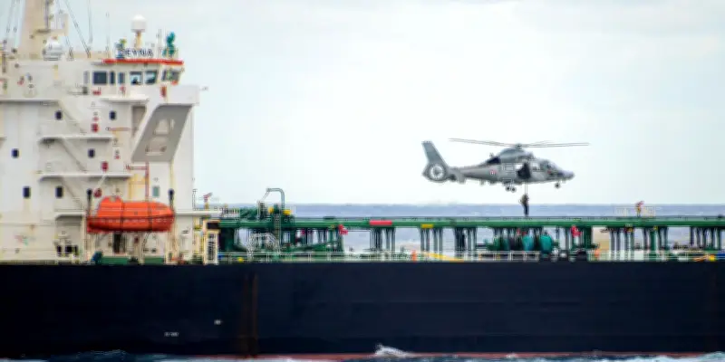 La Marine française arraisonne un pétrolier suspect lié à la flotte fantôme russe en Méditerranée