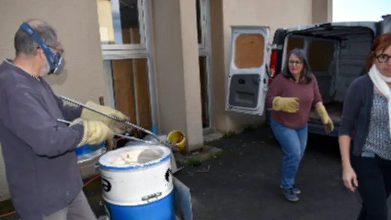 La méthode raku révélée : cuisson spectaculaire de poteries en Lozère