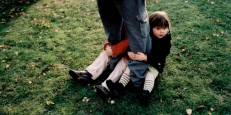 La paternité à 60 ans : un père confie ses différences d'éducation entre ses filles