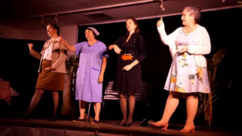 La pièce 'Et pendant ce temps Simone Veil' triomphe à Aigues-Mortes