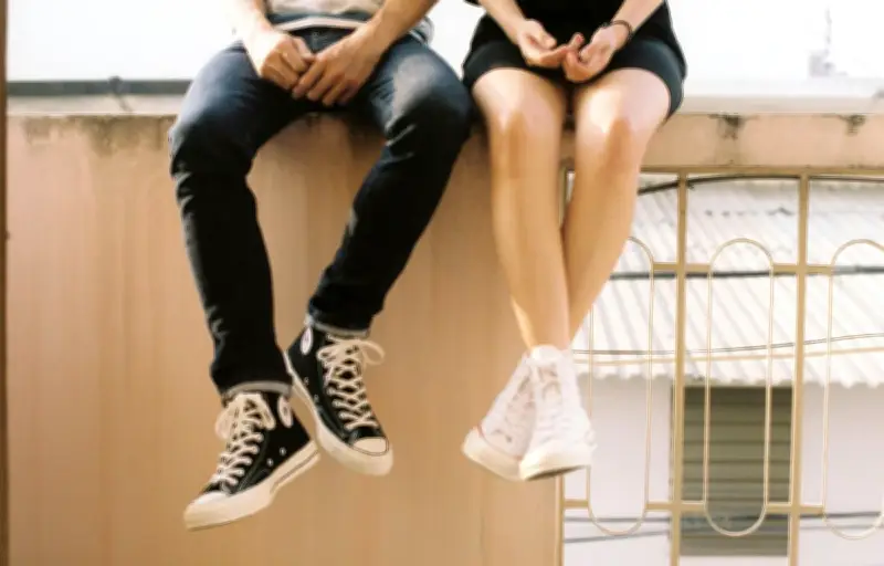 La politique s'invite dans les rencontres amoureuses : du silence au tri assumé