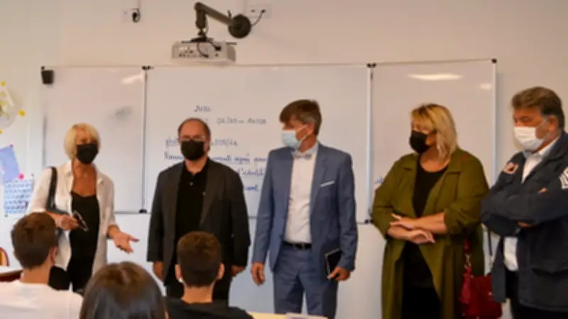 La présidente du Gard visite le collège de Roquemaure pour sa première sortie officielle