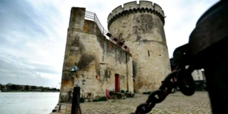 La Rochelle 1793 : le massacre oublié des prêtres réfractaires dans la tour de la Chaîne