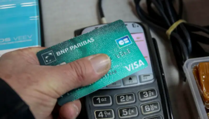 La Rochelle : une vendeuse escroque son magasin de vêtements pour enfants