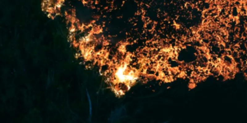 La Réunion : coulées de lave du Piton de la Fournaise coupent la RN reliant le sud à l'est