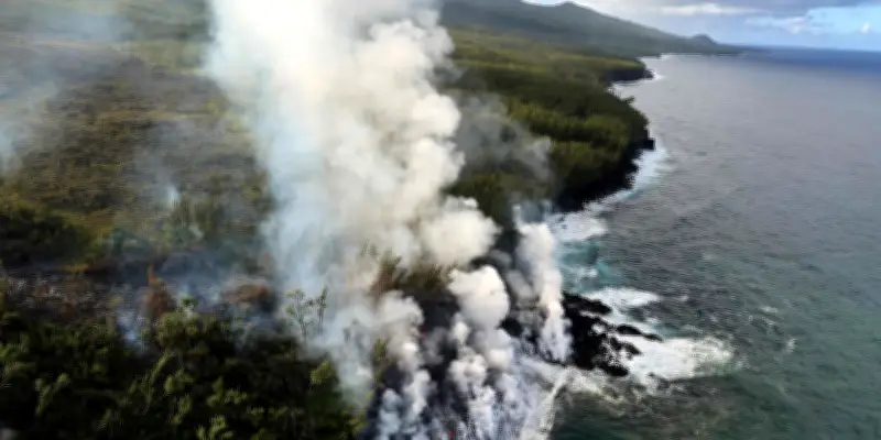 À La Réunion, le danger de la laze, fumée toxique issue de la lave dans l'océan