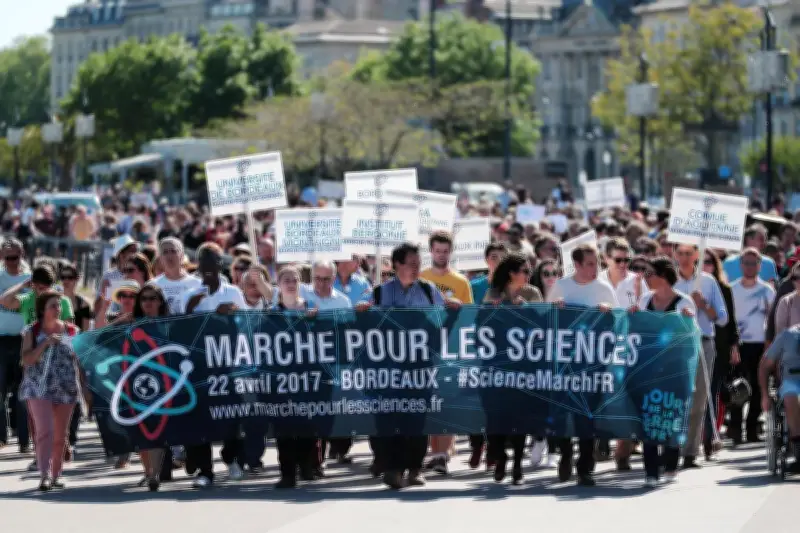 La science attaquée : comment les populistes démantèlent les certitudes scientifiques
