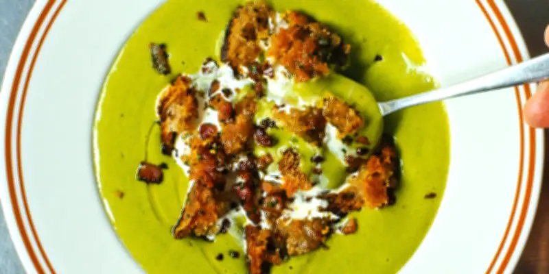 La soupe de petits pois aux épinards, lardons fumés et croûtons : la recette de Jesse Jenkins