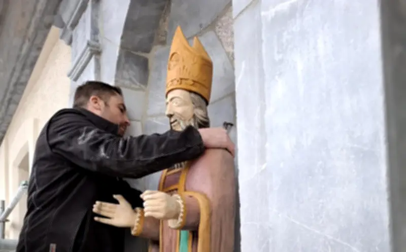 La statue de saint Martin retrouve sa niche après restauration à l'église d'Accous