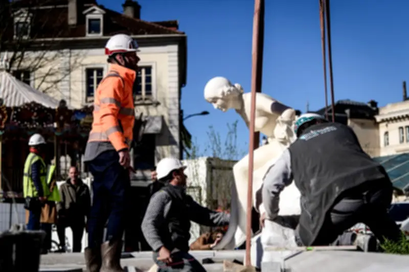 La statue « La Source » de 8 tonnes réinstallée à Pau avec une grue géante