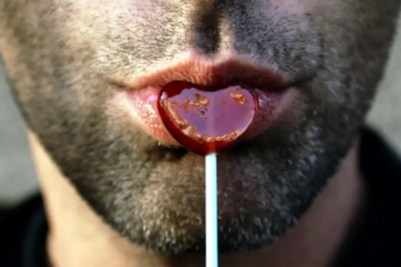 La sucette goût bite : le retour en grâce des odeurs corporelles intimes