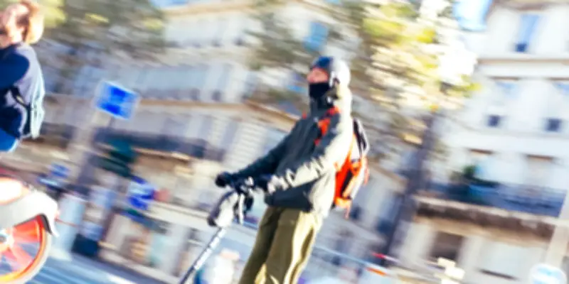La trottinette électrique, objet de mépris social et de conflits urbains