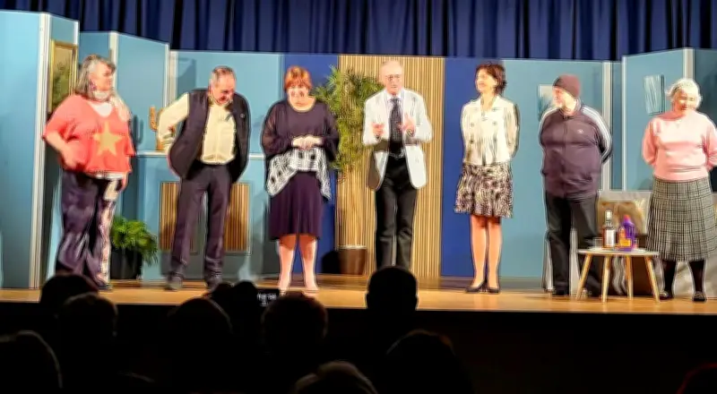 La Troupe du Lac ravit Mirambeau avec sa comédie déjantée « Ce soir on sort »