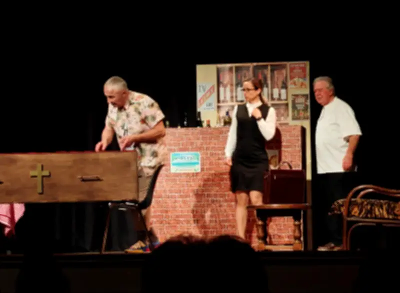 La troupe La Récréation triomphe à Mensignac avec une pièce intergénérationnelle