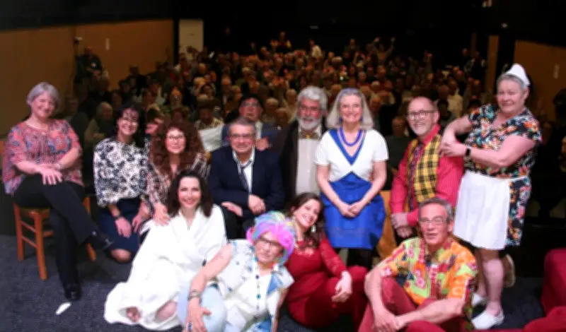 La troupe Les Copains du marais célèbre 40 ans de théâtre avec la comédie "Les Pâquerettes"