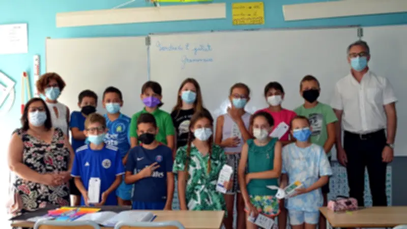 La Ville et l'APE offrent des calculatrices aux futurs collégiens de Pomérols