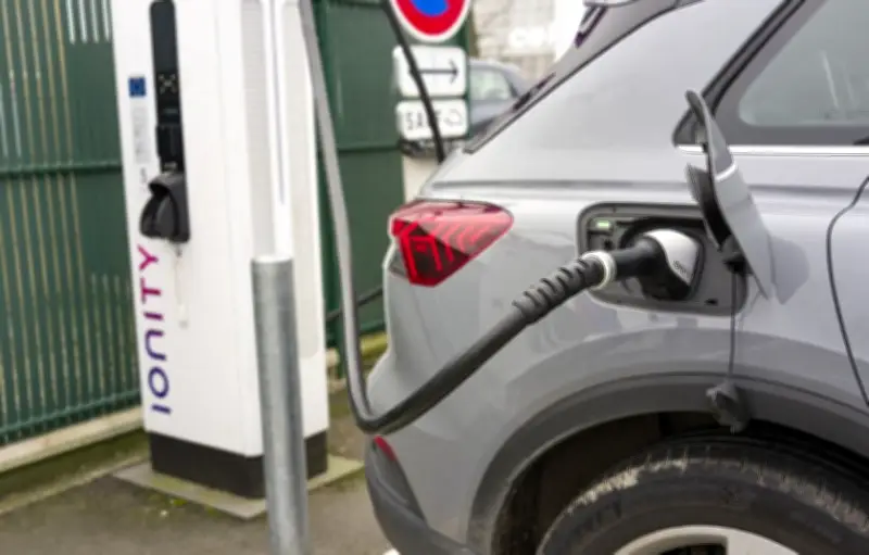 La voiture électrique séduit malgré ses défauts face à la flambée des prix du carburant