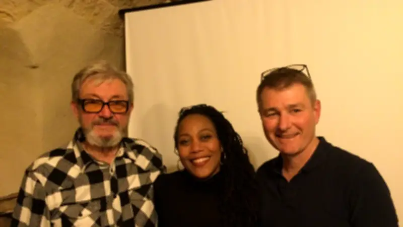 L'abeille noire révèle ses secrets : une soirée captivante sur l'apiculture moderne